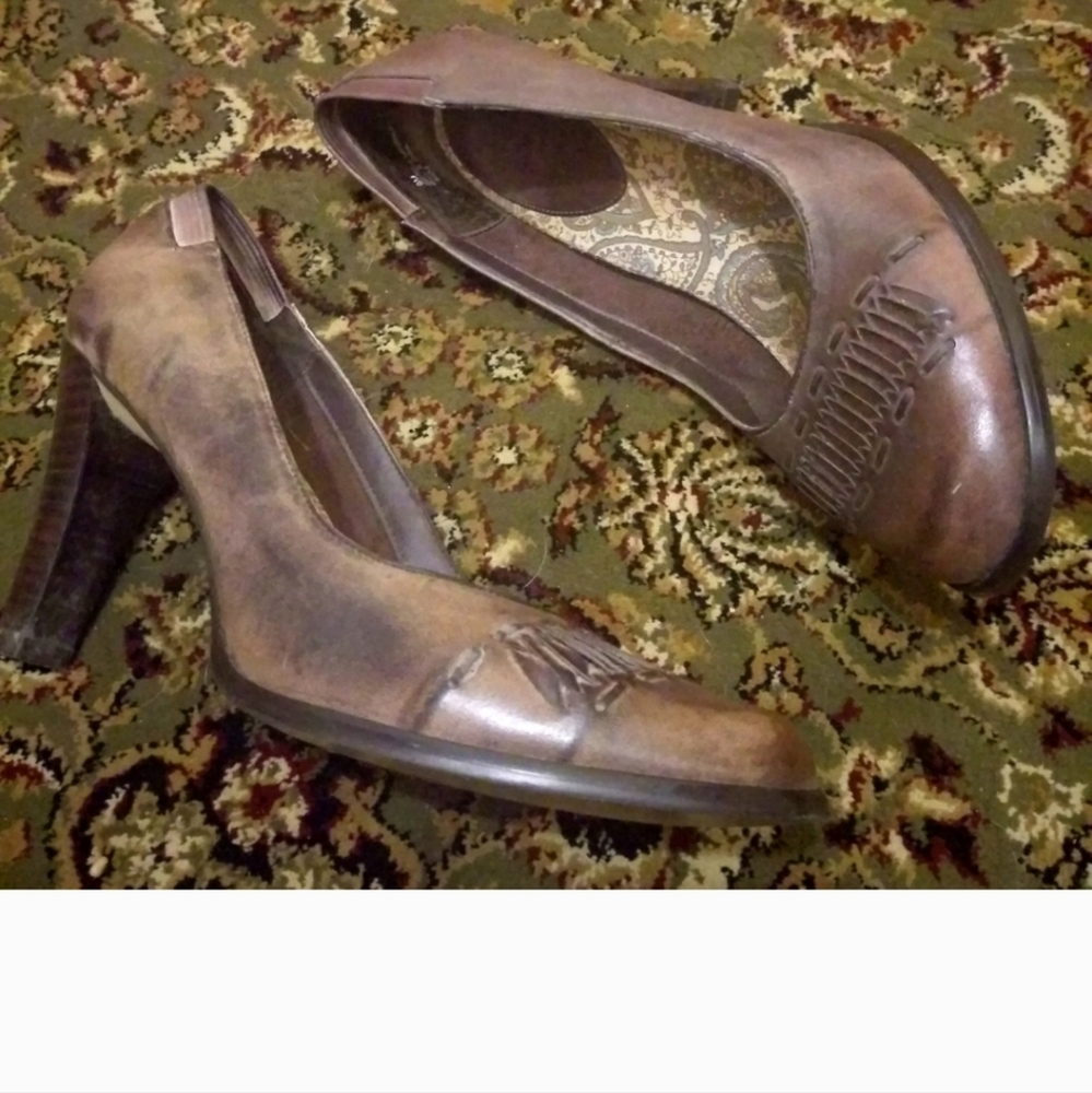 Distressed Heels  Retro . - Picture 3 of 7